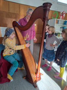 Solange der Wind weht… Keltische Märchen samt Harfe in der Schulbibliothek Heumaden